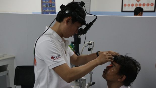 Léčení očí v Kambodži