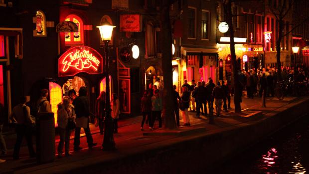 Turisté v amsterdamské čtvrti červených luceren (ilustrační foto).