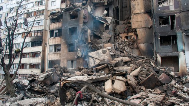 Obytný blok v Charkově po ostřelování ruským vojskem