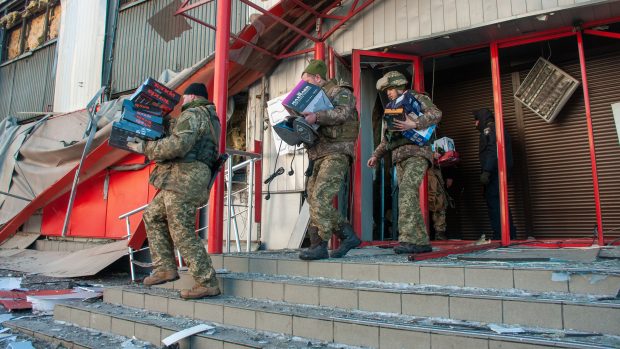 Zboží je po bombardování přenášeno na bezpečnější místo