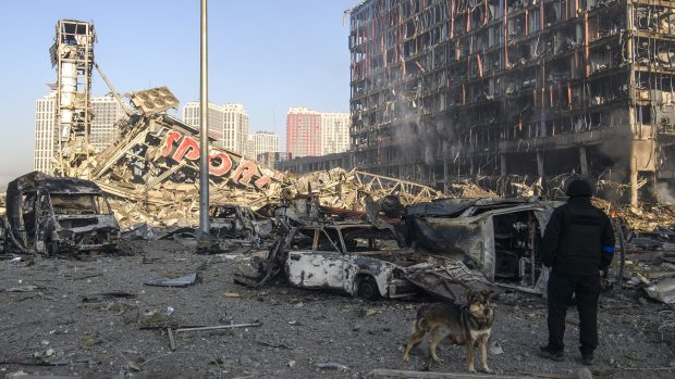 Zničené nákupní centrum v Kyjevě
