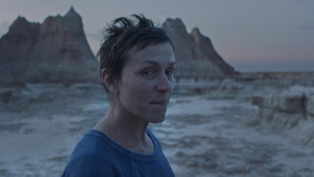 Frances McDormand ve snímku Země nomádů