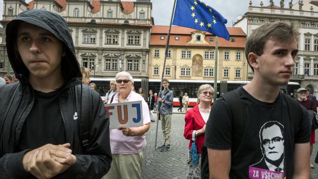 Na náměstí plánovali zůstat i přes občasný déšť do skončení středečního jednání dolní komory.