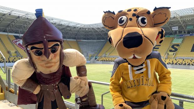 Maskoti Sparty a Litvínova na stadionu v Drážďanech