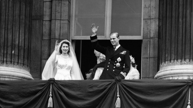 Alžběta II. se svým novomanželem Philipem zdraví davy po svatebním obřadu, 20. listopad 1947