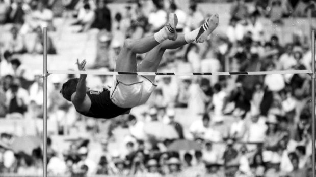 Dick Fosbury předvedl v roce 1968 v Mexiku poprvé skok zády napřed s dopadem na ramena zvaný flop.