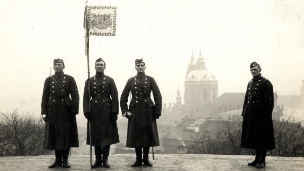 Stráž prezidentské standarty s velitelem škpt. Václavem Drbou ve dvacátých letech 20. století