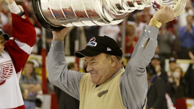 Scotty Bowman slaví v roce 2002 zisk devátého Stanley Cupu v kariéře.