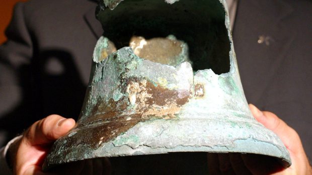 Bronzový zvon z lodi Santa Maria, který zazněl i v roce 1492, kdy mořeplavec Kryštof Kolumbus poprvé doplul ke břehům Ameriky (na snímku z roku 2002)