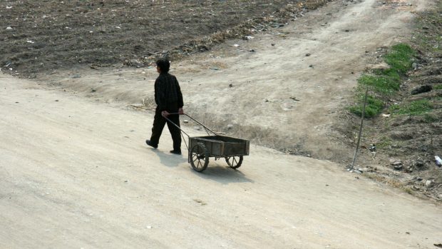 Severokorejec poblíž čínských hranic (snímek z roku 2007)
