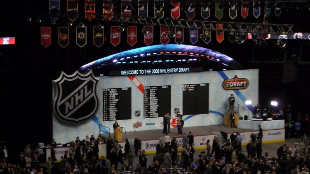 Na konci června čeká mladé hokejisty podobné pódium v Chicagu při vstupním draftu NHL.