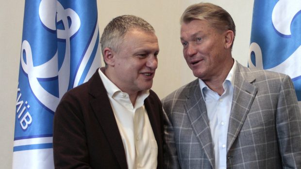 Ihor Surkis (vlevo) na fotce z roku 2012 s tehdejším koučem Dynama Kyjev Olegem Blochinem.