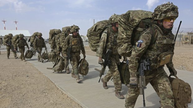 Britské jednotky při odchodu z regionu Helmand v roce 2014