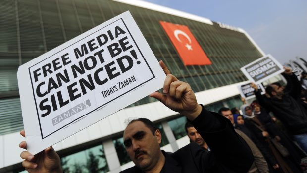 Zaměstnanci deníku Zaman s transparenty, 2014