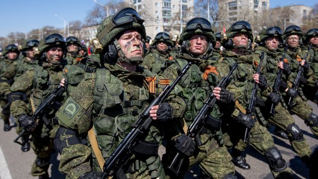 Ruští vojáci pochodují během přehlídky ke Dni vítězství v ruském Blagověščensku 9. května 2015