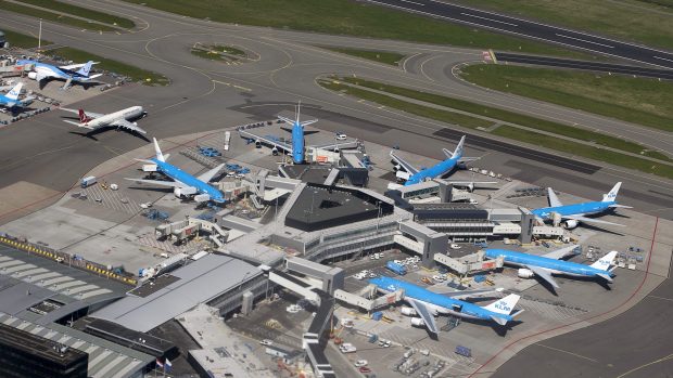 Letiště Schiphol u Amsterdamu.