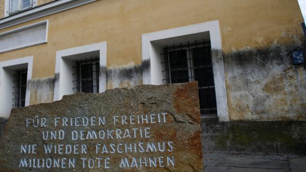 Rodný dům Adolfa Hitlera v rakouském městě Branau am Inn včetně kamene s nápisem &quot;Míru, svobodě a demokracii, nikdy znovu fašismu, miliony mrtvých jsou varováním&quot;