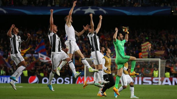 Fotbalisté Juventusu se radují z postupu do semifinále Ligy mistrů