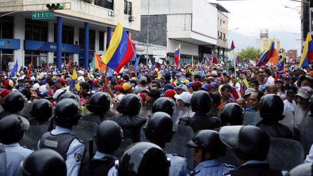 V ulicích Caracasu ve Venezuele protestovaly desetitisíce lidí.