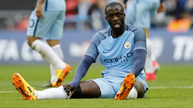 Zklamaný záložník Manchesteru City Yaya Touré po vyřazení v semifinále anglického FA Cupu