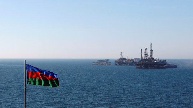 Ázerbajdžánské těžební plošiny v Kaspickém moři (ilustrační foto).