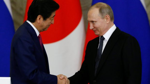 Jednání japonského premiéra Šinzó Abeho a ruského prezidenta Vladimíra Putina v Kremlu