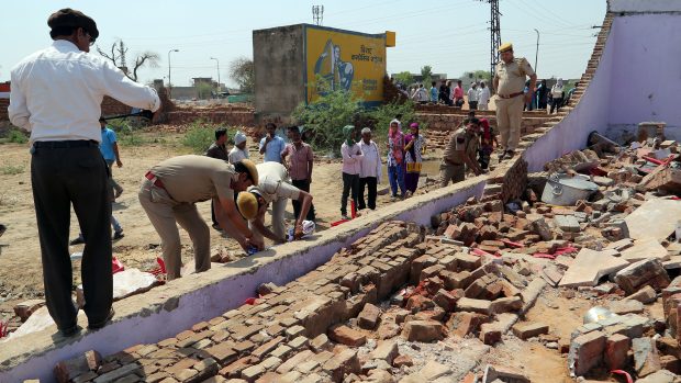 Tragédie na svatbě. Při pádu zdi v Indii zemřelo 24 lidí, včetně čtyř dětí