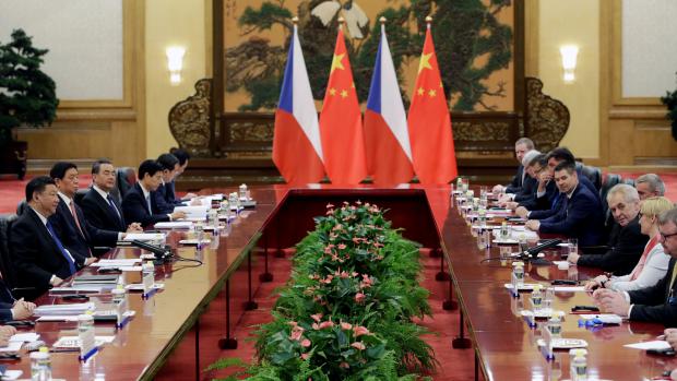 Česko-čínské jednání vrcholných představitelů Čínyn(vlevo) a Česka: na snímku jsou jak ministři, tak prezidenti obou republik.