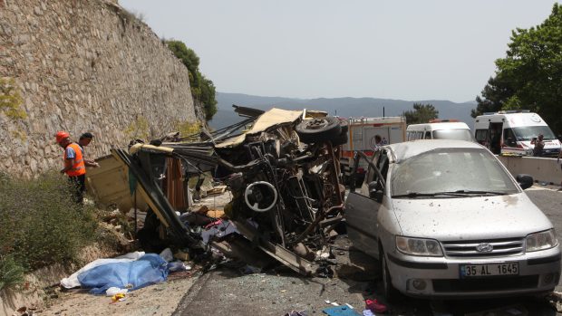 Řidič autobusu v Turecku sjel ze skály. Nehoda si vyžádala 23 mrtvých.