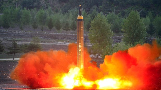 Odpálení balistické rakety středního až dlouhého doletu Hwasong-12 severokorejským režimem 15. května 2016. (ilustrační foto)