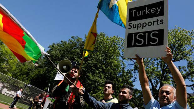 Odpůrci tureckého prezidenta Erdogana ve Washingtonu chtěli vyjádřit nesouhlas s tureckou politikou v Sýrii a Iráku. Incident musela řešit policie.