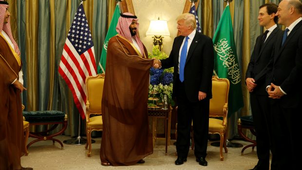 Americký prezident Donald Trump a zástupce korunního prince Mohamed bin Salmán (vlevo).