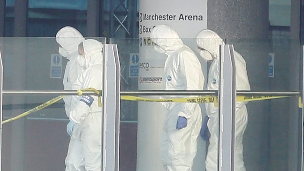 Forenzní experti na místě exploze v Manchesteru.