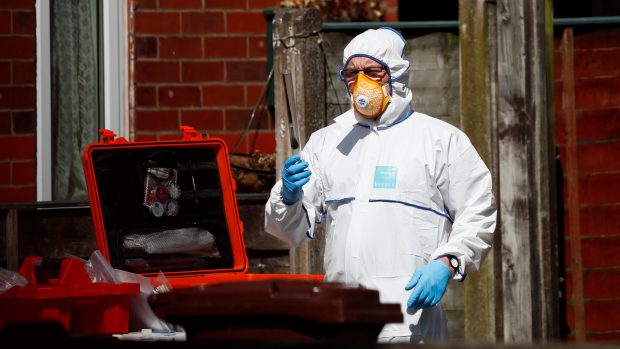 Policejní vyšetřovatelé v souvislosti s útokem prohledali nejméně dvě budovy v Manchesteru. Na jedné z adres provedli kontrolovaný výbuch.