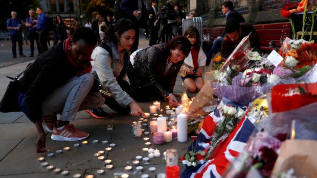 Lidé v centru severoanglického Manchesteru zapalují svíčky za oběti pondělního útoku