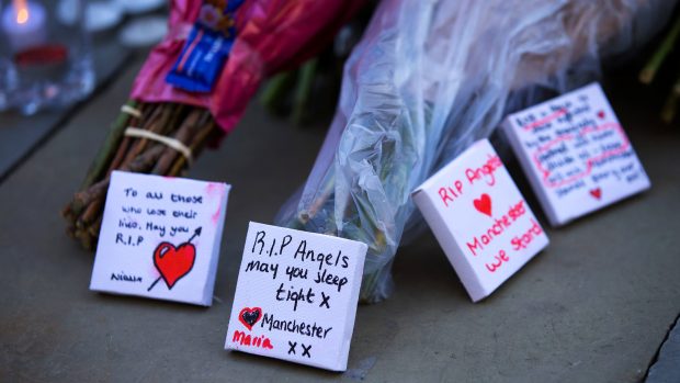 Lidé v centru Manchesteru přinášeli svíčky, vzkazy a květiny, aby uctili památku oběti pondělního útoku.