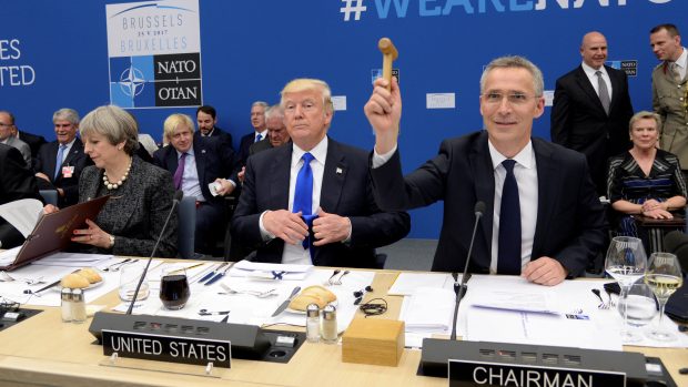 Generální tajemník NATO Jens Stoltenberg a americký prezident Donald Trump na summitu Severoatlantické aliance.