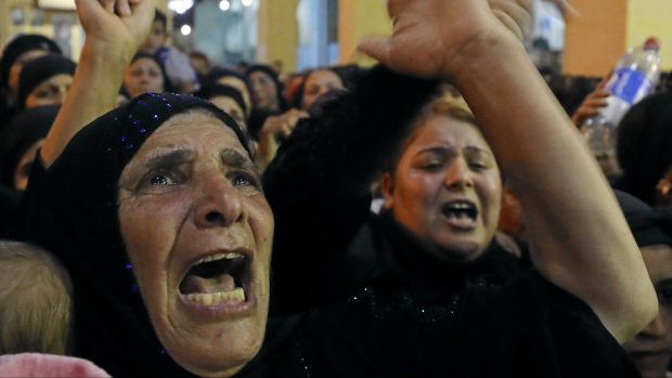 Nářek a pláč při pohřbu obětí teroristického útoku v Egyptě se změnil v protestní pochod.