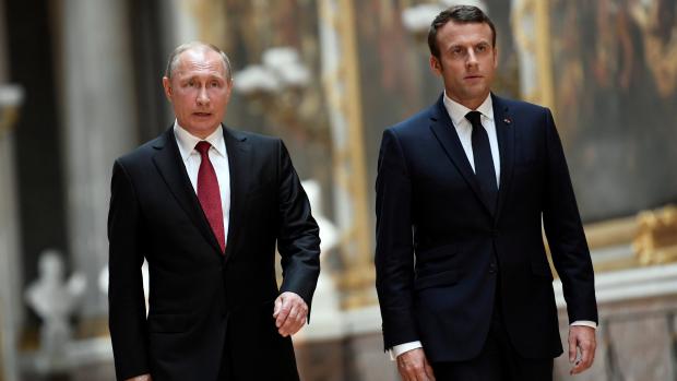 Vladimir Putin a Emmanuel Macron při prvním vzájemném setkání.