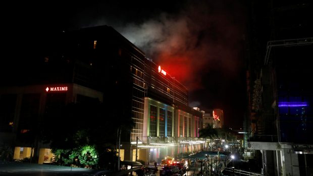 Kouř stoupající po útoku z hotelového komplexu Resorts World Manila