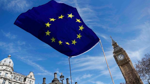 Vlajka Evropské unie před budovou britského parlamentu.