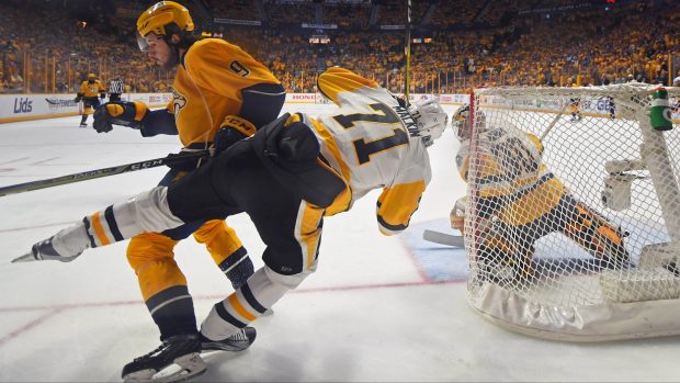 Útočník Nashvillu Filip Forsberg (č. 9) v souboji s Jevgenijem Malkinem z Pittsburghu.