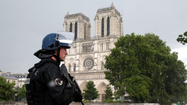 Policie uzavřela okolí katedrály Notre-Dame v Paříži