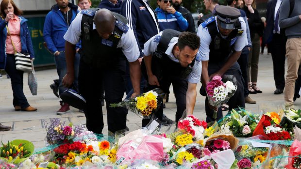 Policisté pokládají kytice na místě sobotního útoku v Londýně.
