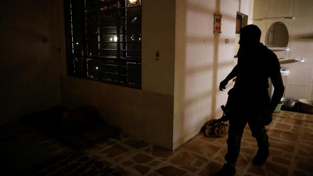 Člen irácké armády prozkoumává cely, které byly určeny pro vězněné ženy.