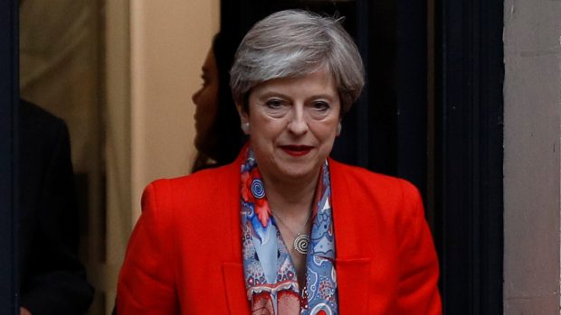 Britská premiérka Theresa Mayová opouští po volbách sídlo konzervativců. Její strana oslabila, opoziční labouristé jsou naopak silnější. Nikdo z nich ale rovnou nezískal většinu v parlamentu