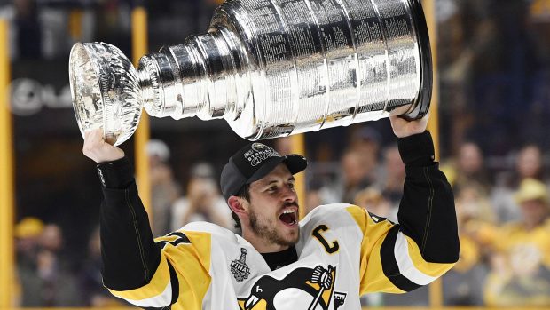 Sidney Crosby, kapitán Pittsburghu přebral Stanley Cup.