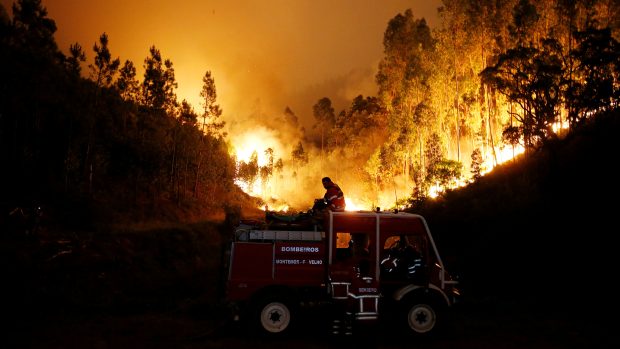 Několik stovek hasičů se snaží dostat pod kontrolu lesní požár ve středním Portugalsku