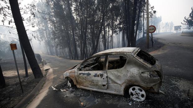 Shořelé auto jako pozůstatek lesního požáru v oblasti Pedrogao Grande