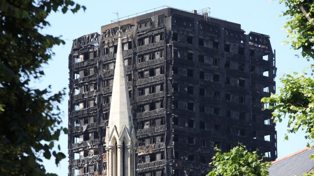 Velitel londýnské policie oznámil, že pět lidí, kteří byli prohlášeni za nezvěstné po požáru v Grenfell Tower, je v pořádku.